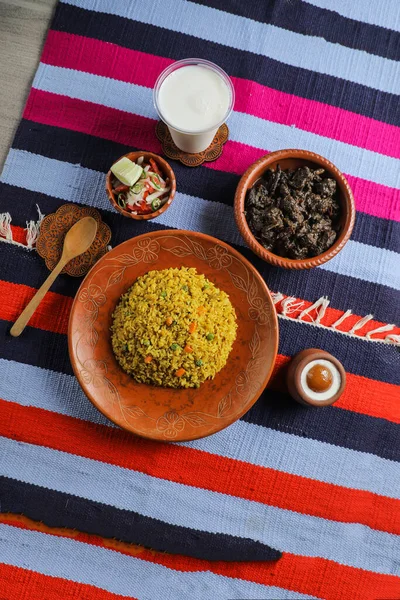 샐러드 곁들인 Kala Bhuna Khichuri Salad Borhani Baked Gulab Jamun — 스톡 사진