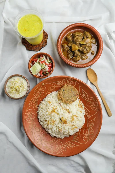 Shatkora Beef Kacchi Biryani Khichuri Salad Borhani Chui Pitha — 스톡 사진