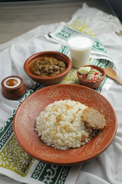Mezbani Beef Korma Karahi Khichuri Pirinç Karışımı Salata Borhani Fırınlanmış — Stok fotoğraf