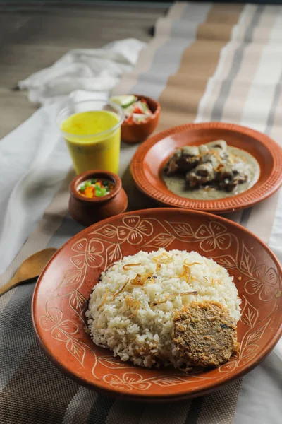 샐러드 보르하니 라브리 반갈라 음식의 요리에 제공되었다 — 스톡 사진