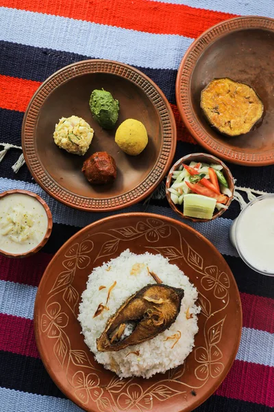 Khuder Bhat Hilsa Khichuri Combo Avec Salade Aubergine Borhani Chui — Photo