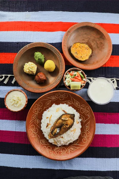 Huder Bhat Hilsa Khichuri Combo与沙拉 硼砂和崔皮沙配上一道 放在用垫子隔开的盘子里 上面可以看到印地安人和孟加拉人的食物 — 图库照片