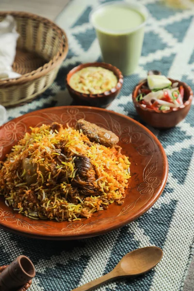 Mutton Kacchi Biryani Avec Salade Borhani Chui Pitha Servi Dans — Photo