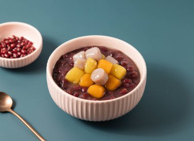 Taro Ball ve Red Bean Soup arka planda izole edilmiş Tayvan yemekleri kasesinde servis ediliyor.