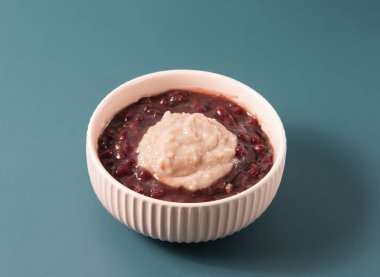 Taro Kırmızı Fasulye Çorbası arka planda Tayvan yemeğinin üst görüntüsünde izole bir şekilde servis edilir.