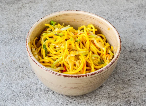 アジア料理を背景に孤立した鉢に盛り付けられた野菜のチャウミンやチャウ ミーン — ストック写真
