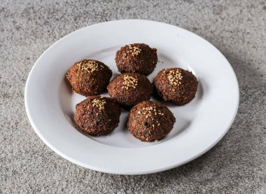 Farafel tabağında susam tohumları servis edilir. Arka planda izole edilmiş. Arapça fast food 'un üst görüntüsü.