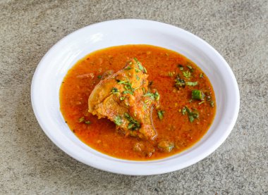 Korma tavuğu veya qorma servis edilir Gri arka planda izole Pakistan ve Hint baharatları üst görünüm