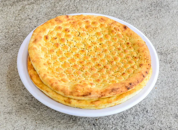 Tandoori Kulcha Nan Pita面包放在盘子里 孤立在灰色背景下 可以看到巴基斯坦和印度香料食物 — 图库照片