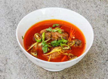 Nihari tavuğu arka planda servis edilir Hint baharatları ve Pakistan yemekleri üst tarafta.