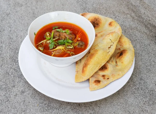 Huhn Nihari Mit Naan Roti Serviert Gericht Isoliert Auf Hintergrund — Stockfoto