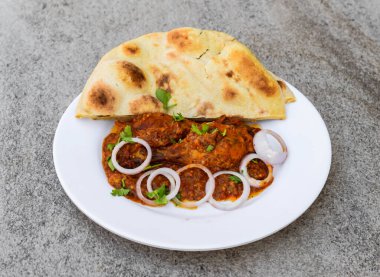 bbq tandır tavuğu ve naan, roti servis edilir arka planda izole Hint baharatları ve Pakistan yemekleri üst görünüm