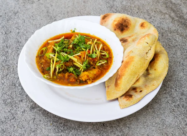 Huhn Karahi Korma Masala Mit Naan Roti Serviert Gericht Isoliert — Stockfoto
