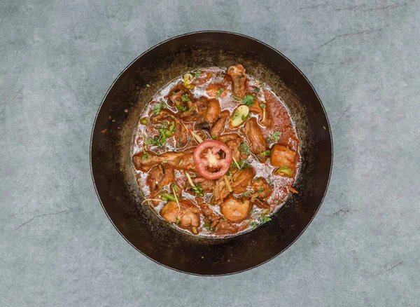 Tavuklu karahi korma masala arka planda izole edilmiş olarak servis edilir Hint baharatları ve Pakistan yemekleri üst görünüm