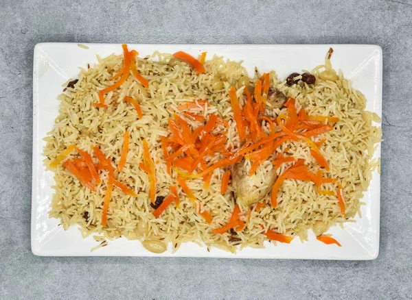 닭고기 불리푸라 향료와 음식을 배경으로 접시에서 제공되었다 — 스톡 사진