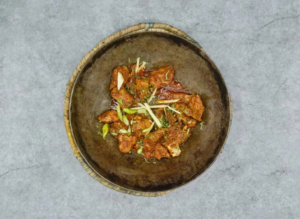 Koyun eti karahi rogan josh korma masala arka planda izole edilmiş olarak servis edilir Hint baharatları ve Pakistan yemekleri üst görünüm