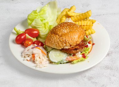 Salatalı ve patates kızartmalı klasik sığır burger sandviçi Singapur yemeklerinin en üst görüntüsünde servis edilir.