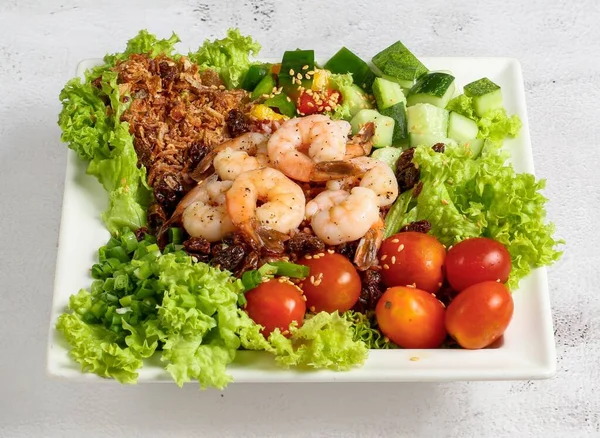 Karides Kasesi Domates Salatalık Marul Yaprağıyla Münzevi Bir Yemek Tabağında — Stok fotoğraf