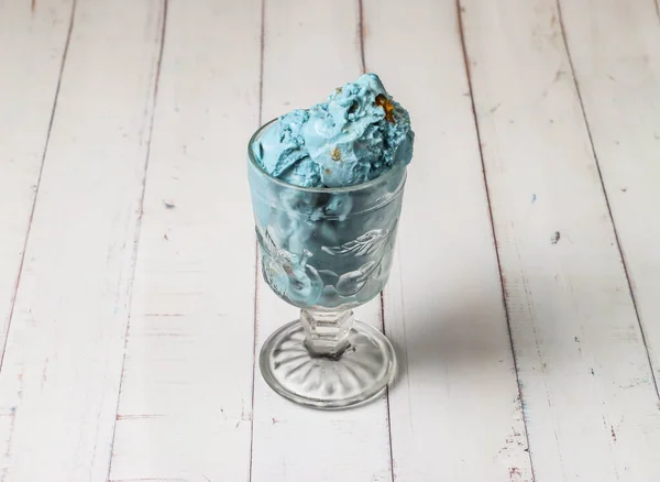 青い惑星のアイスクリームスクープがデザートのテーブルの上から隔離され — ストック写真
