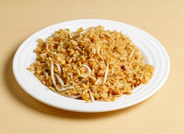 Arka planda izole edilmiş tabakta servis edilen tuzlu balık pilavı Singapur yemeği.