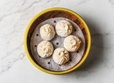 Buharda pişirilmiş domuz köftesi Çin ve Tayland yemeklerinin arka planında izole edilmiş olarak servis edilir.