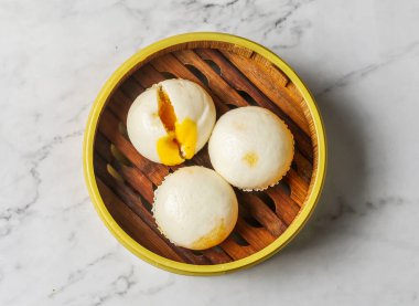 Buharda pişirilmiş mandıra ekmeği Çin ve Tayland yemeklerinin arka planında izole edilmiş olarak servis edilir.