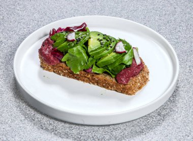 Avokado tostlu pancar Humus arka planda Tayvan yemeklerinin üst görüntüsünde izole edilmiş olarak servis edilir.