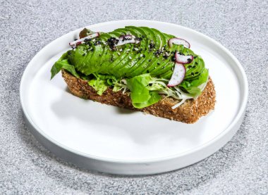 Avokado tostu, arka planda Tayvan yemeklerinin üst görünümünde izole edilmiş olarak servis edilir.