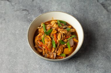 Kızarmış zencefili tavukla karıştır. Arka planda izole edilmiş, bangladeş yemeğinin üst görüntüsü.