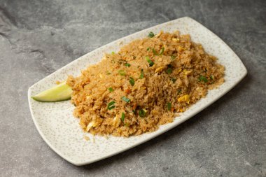 Yengeç eti ile servis edilen pirinç, arka planda izole edilmiş, bangladeş yemeklerinin üst görüntüsünde.