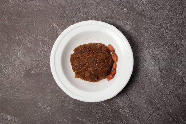 Badam Bhorta ya da badem ezmesi ve fıstıklı vorta arka planda bangladeş yemeklerinin üst görüntüsünde izole bir şekilde servis edilir.