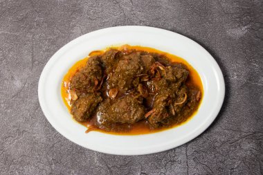 Bhuna korma karahhi masala arka planda bangladeş yemeklerinin üst görüntüsünde servis edilir.