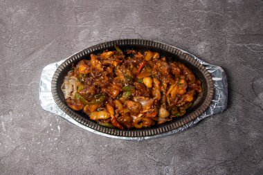 Sığır Cızırtısı, arka planda bangladeş yemeklerinin üst görüntüsünde izole bir şekilde servis edilir.