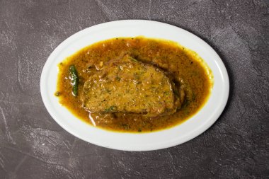 Chitol balığı Kofta Curry chital korma arka planda izole bir şekilde servis edilir.