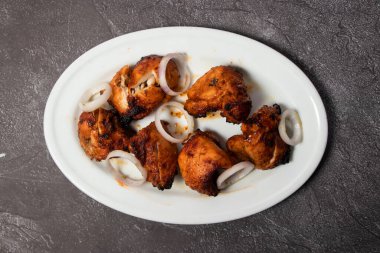 Bbq Tavuk tikka boti kebap ile soğan servis edilir arka planda izole bangladeş gıda üst görünüm