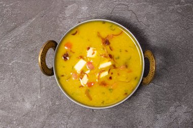 Karahi 'de servis edilen baharatlı dal makhani kızartması ya da daal tereyağı mercimeği bangladeş yemeklerinin arka planında izole edilmiş.