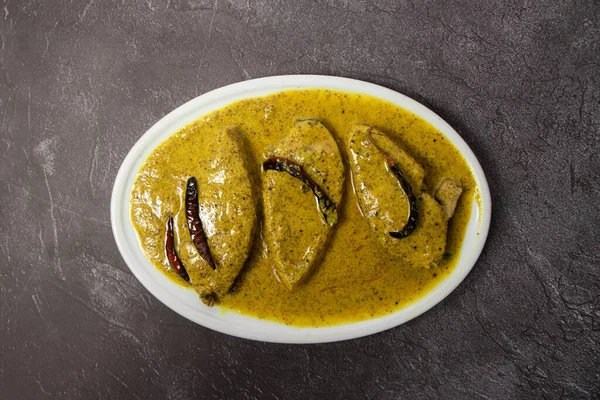 Curry Poisson Korma Masala Avec Sauce Servie Dans Plat Isolé — Photo
