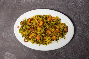 Korola Chingri ya da Korola Chingri karidesleri bangladeş yemeklerini arka planda tek başlarına servis ediyorlar.