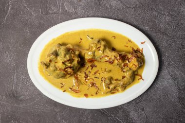 Mutton Reszala veya resala arka planda bangladeş yemeklerinin üst görüntüsünde izole bir şekilde servis edilir.