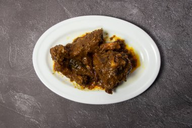 Mutton Bhuna karahi korma masala rogan josh vindloo arka planda bangladeş yemeklerinin üst görüntüsünde servis edilir.