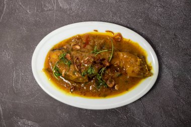 Rui Fish Bhuna korma masla karahi, rohu ve rahu soslu balık arkaplanda izole edilmiş olarak servis edilir bangladeş yemeklerinin üst görüntüsü