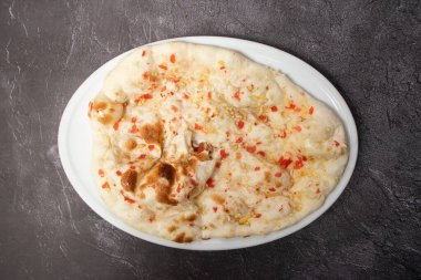 Özel tandır kaşmiri Nan, naan, ekmek, roti ve rahibe bangladeş yemeklerinin arka planında izole bir şekilde servis edilir.