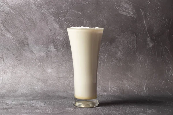 Ванильный Молочный Коктейль Ласси Молоко Подаются Стакане Изолированы Заднем Плане — стоковое фото
