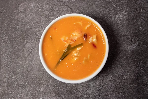 バングラデシュ料理のバックグラウンドトップビューに隔離されたボウルで チキン付きのタイの厚いスープ — ストック写真