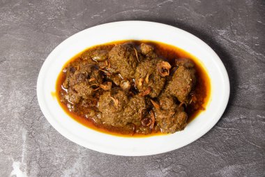 Baharatlı Beef Bhuna korma karahi masala arka planda izole bir şekilde servis edilir.