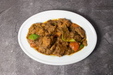 Tavuk do pyaza ya da Tawa Achari korma karahi masala arka planda bangladeş yemeklerinin üst görüntüsünde servis edilir.