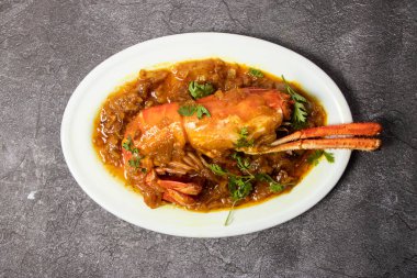 Çin Bhuna 'sı ya da karides kızartması arka planda bangladeş yemeklerinin üst görüntüsünde yalıtılmış olarak servis edilir.