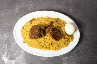Ördek Bhuna Khichuri biryani pilav pulao ve haşlanmış yumurta arka planda bangladeş yemeklerinin üst görüntüsünde izole edilmiş.