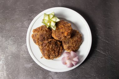 Jali Kebap ya da shami kebap tikki arka planda bangladeş yemeklerinin üst görüntüsünde izole bir şekilde servis edilir.