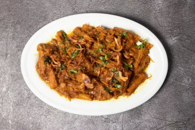 Loitta Shutki Bhuna ya da Loitka Sutki Bhuna korma karahi, arka planda bangladeş yemeklerinin üst görüntüsünde izole bir şekilde servis edildi.